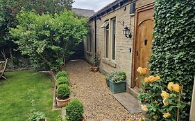 Briar Cottage Guest Suite In Norwood Green, Halifax